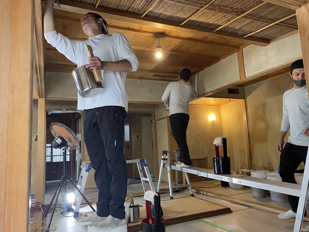 若い職人さんも活躍する「洗い」の現場　写真提供：株式会社田中美装