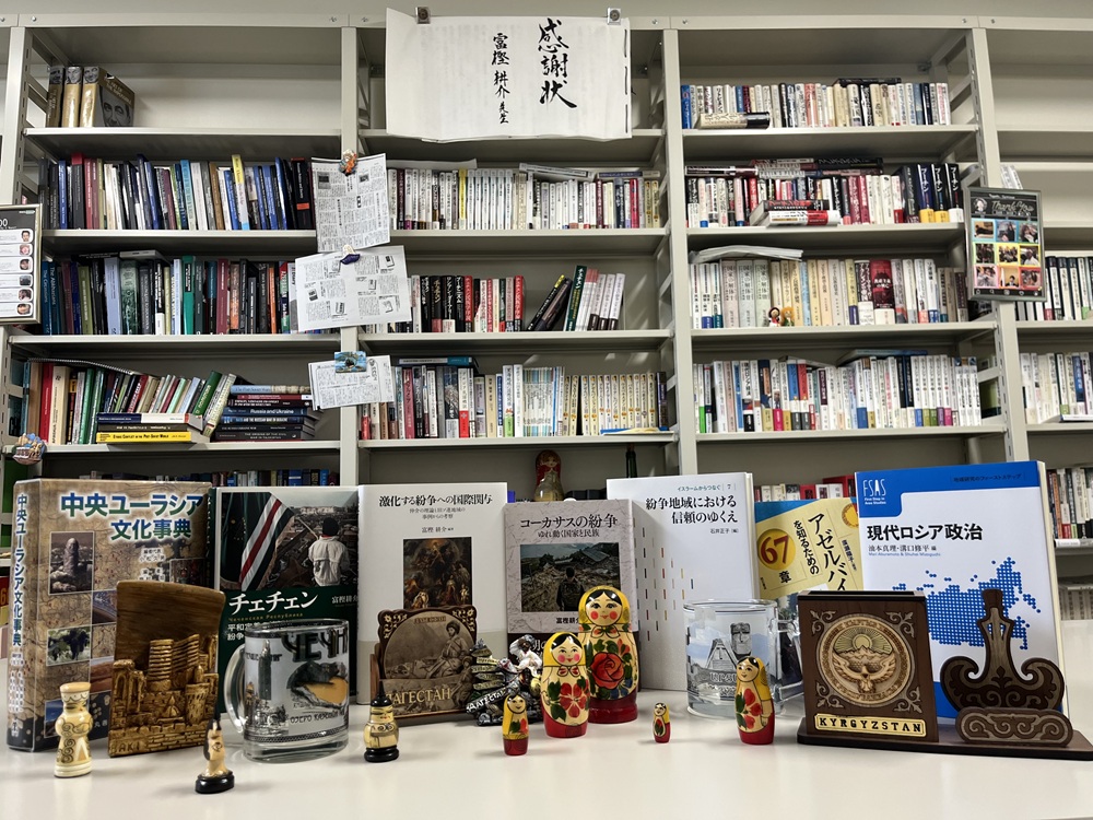 研究室に私のこれまでに刊行した書籍や、各地で買ったりもらったりした小物を並べました。研究は、大きな観点では、国際関係論の紛争研究を研究していますが、対象地域は旧ソ連地域です。ですので、本になった業績もそちらの方が多いです。ですが、紛争解決学のテキストも25年10月に刊行しましたし、紛争や平和に関する広い問題意識や議論と、地域的なミクロの分析の両方を大切にしたいと思っています。各地の小物が多数ありますので、どうぞ研究室を訪ねてください。