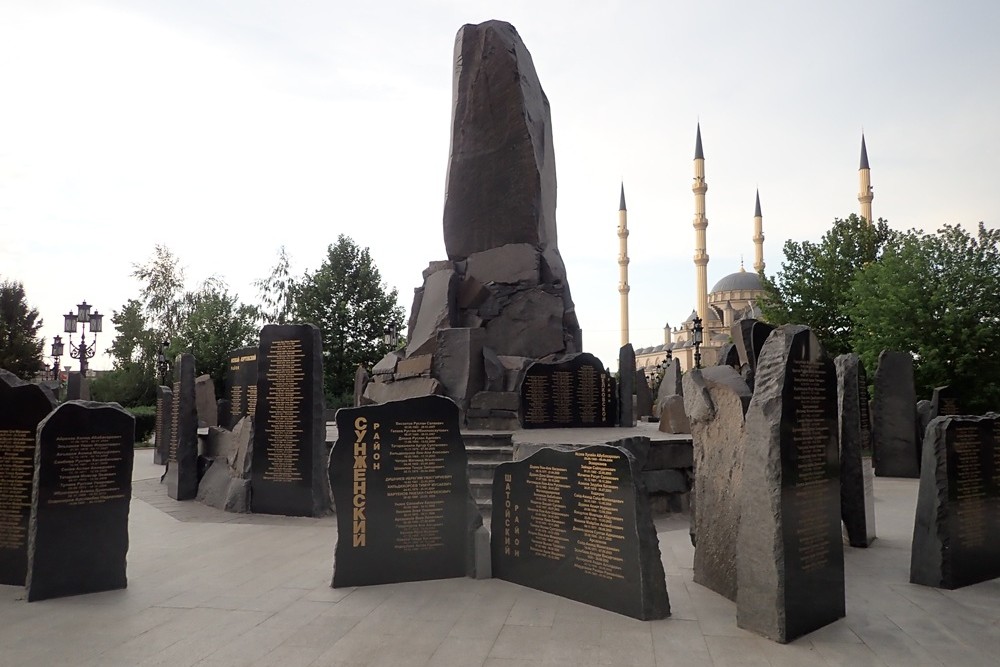 チェチェン共和国の首都にある対テロ作戦で殉教した警察や軍関係者の慰霊碑。紛争後の権威主義体制下では、歴史は、勝者の側に独占されます。チェチェンでは、紛争や対テロ作戦で犠牲になった民間人、住民を慰霊するモニュメントはありません。警察や軍人が罪のない人々も巻き込んで犠牲にしてしまったことを認めれば、体制側の正統性に傷がつくからです。「勝者による歴史」は、体制側の支配的言説によって管理・統制されるのです。