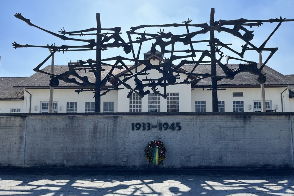 ゼミ生とバルカン研修で訪問したドイツのダッハウ強制収容所。紛争の過程で、国家の暴力は時に国内にも向きます。ダッハウ強制収容所は、当初はドイツ共産党員、労働組合員、ロマ（ジプシー）、同性愛者、常習犯などで占められていましたが、その後ユダヤ人が増加しました。紛争下では、他国民に向けられる暴力と収容もあります。例えば、米国でも日系人の収容施設が有名です。あるいは、ソ連には、独ソ戦で捕虜になったドイツ兵捕虜や、第二次大戦末期の日ソ戦で捕虜になった日本兵や軍属（女性も含むシベリア抑留）が有名です。私は、シベリア抑留についても、実は研究しています。