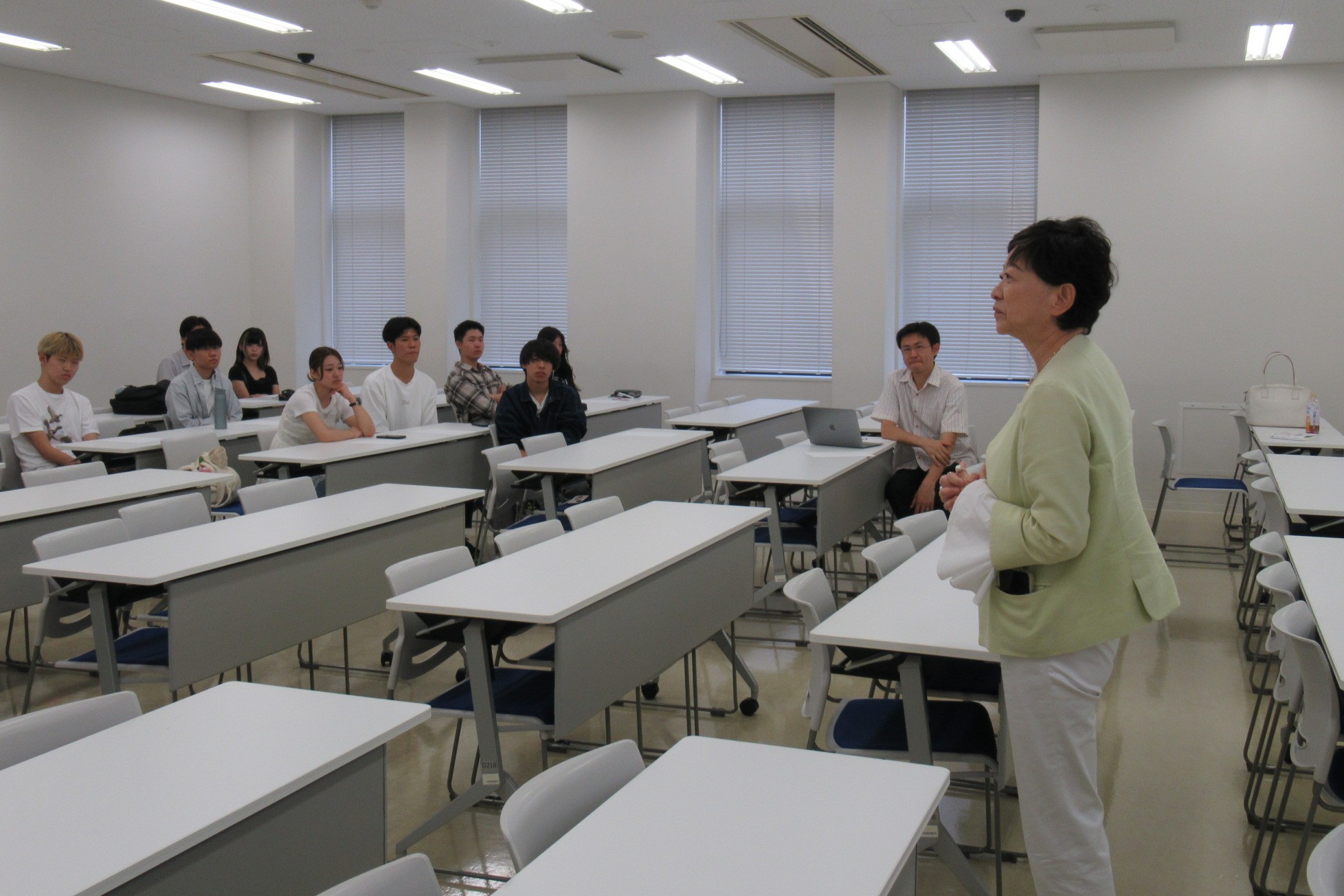 2年生対象の「ゼミナールⅡ」の様子。いろんなゲストに来ていただいて、学生と直接お話ししていただきながら、社会学やメディアについて学ぶ機会をたくさん作っています。