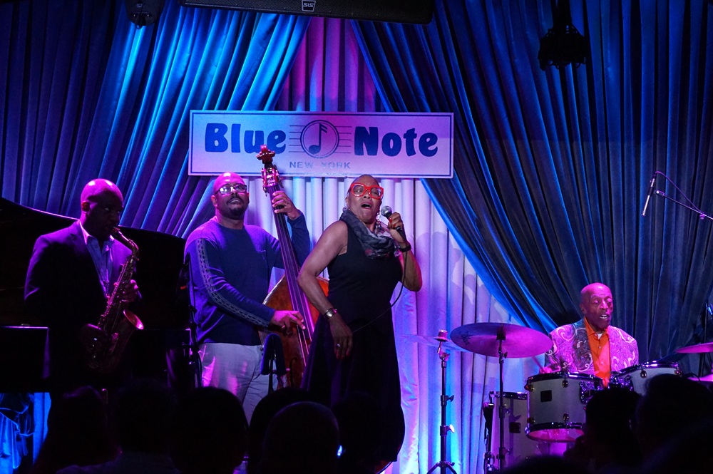 批判的即興研究はダンスや日常会話から建築や法など社会のあらゆる領域における即興概念に着目する学問で、2000年頃から本格的に始動した比較的新しい研究分野です。ですが、それ以前から即興を特徴とする音楽ジャンルとしてのジャズの研究があり、批判的即興研究はジャズ研究から多くを負っています。私も大学院生としてアメリカのニューヨークに滞在した際にはジャズクラブを頻繁に訪れ、今でも機会があれば即興の現場に触れるようにしています。