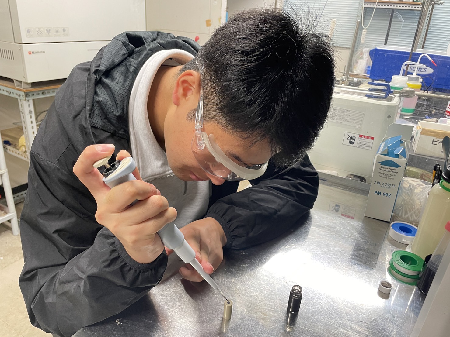 学生が調整した触媒を電極に塗布している様子