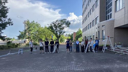 研究室のメンバーと流しそうめん