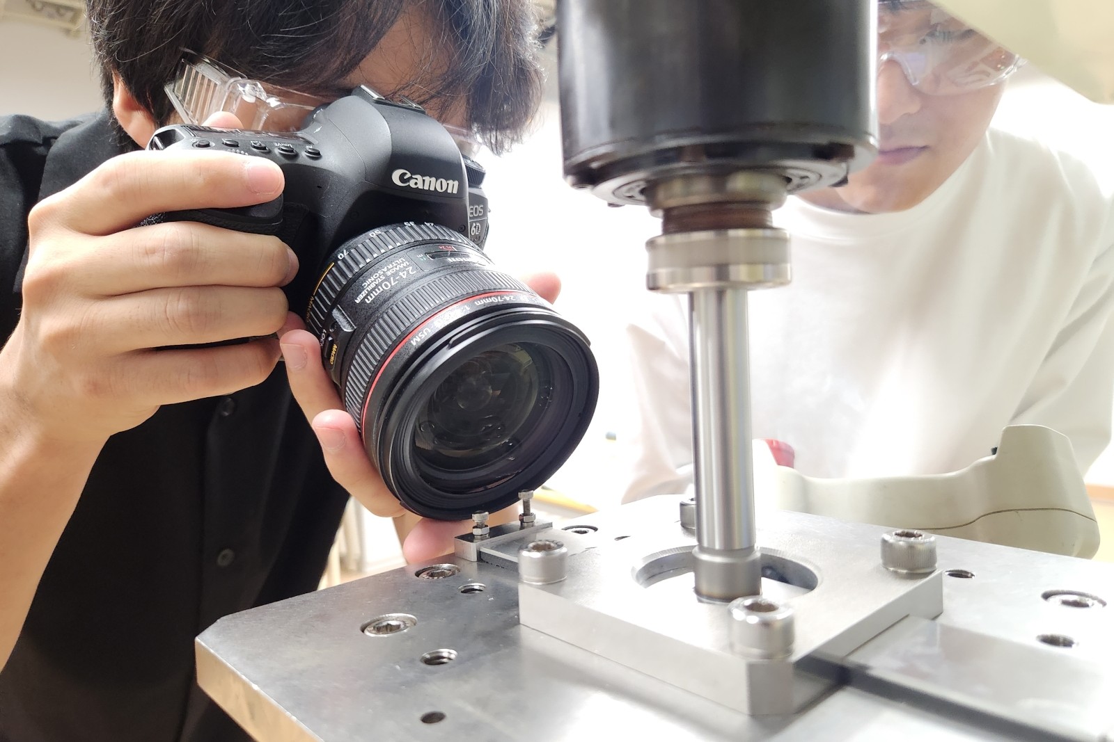 金属材料と炭素繊維強化樹脂の接合実験を行う学生の様子
※普段撮影するときは定点カメラです