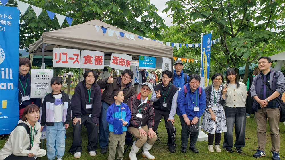 福島県福島市のガーデンマルシェというイベントで設置したリユース食器返却所で、沼田ゼミ生・市民の皆さんと。