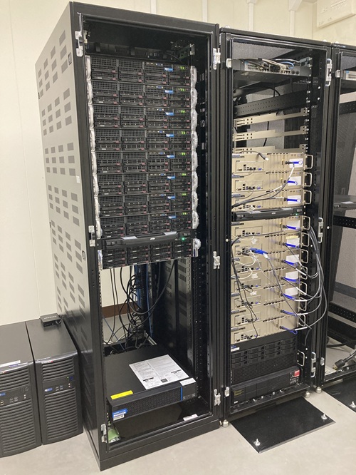 研究室の計算機群です。私たちの研究では、物理学や材料科学の知識だけでなく、プログラミングや計算機に関する知識も必要になってきます。研究室の計算機以外にも外部の大型計算機（スーパーコンピュータ）を用いて研究を進めていきます。