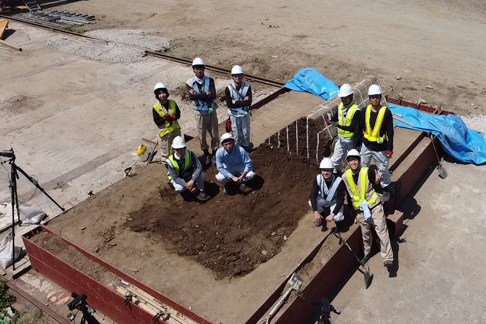 実際の規模での災害対策の土堤実験にて（これから数値シミュレーション）：ドローンによる撮影