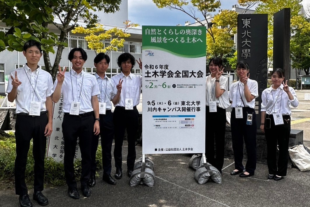 学会の全国大会発表会にて。学生たちも参加しました。