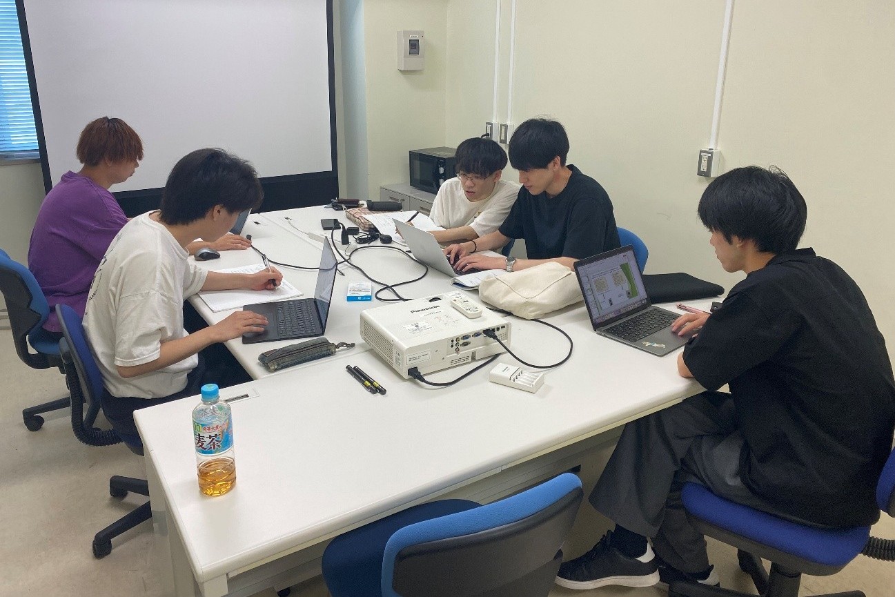 私の研究室に配属された学生は４つの研究班（水/CO2分解分解班、化学蓄熱班、潜熱蓄熱班、ガス化班）のいずれかに所属し、大学院生がリーダーとなって、研究を進めています。写真は、得られた実験データを学部４年生と大学院生で議論しながら、データ解析を行っているところ