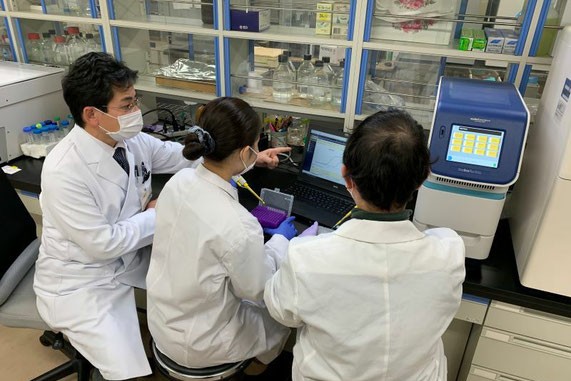 コロナウイルスの検査で一躍有名になりましたリアルタイムPCRは、研究室で日常的に使っています（コロナの検査はしていません）。一緒に写っているのは大学院生の学生さんたちです。