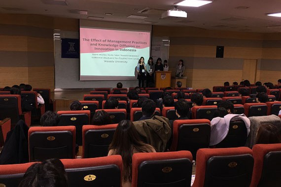 韓国4大学、日本5大学で毎年行っている学生による研究発表大会での戸堂ゼミ学生の発表の様子（延世大学にて）。ここで発表した論文はインドネシアの中小企業データを基にしたもので、早稲田大学政治經濟學會論文コンクール佳作を受賞しました。