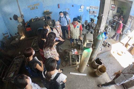 インドネシアでのゼミ生の研修旅行で、地方都市の中小企業を訪問した時の様子。