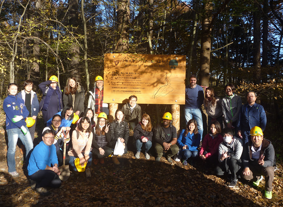 研究フィールドの一つである軽井沢町にある「ソフィアの森」での現地研修にて。（柴田先生は前列中央）