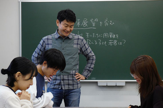 ゼミの学生と、社会的養護児童の心理的自立に関連するワークの検討をしている様子