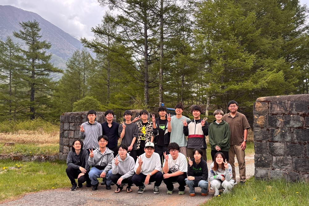 研究室の集合写真　奥日光にある大学の宿泊施設の前で