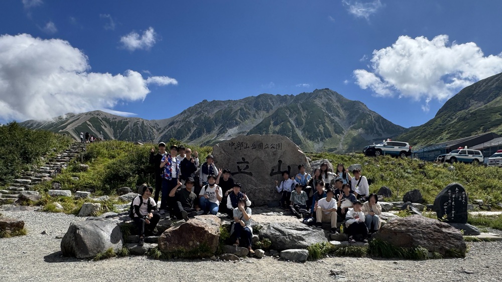 研究室のゼミ旅行（富山県立山室堂にて）