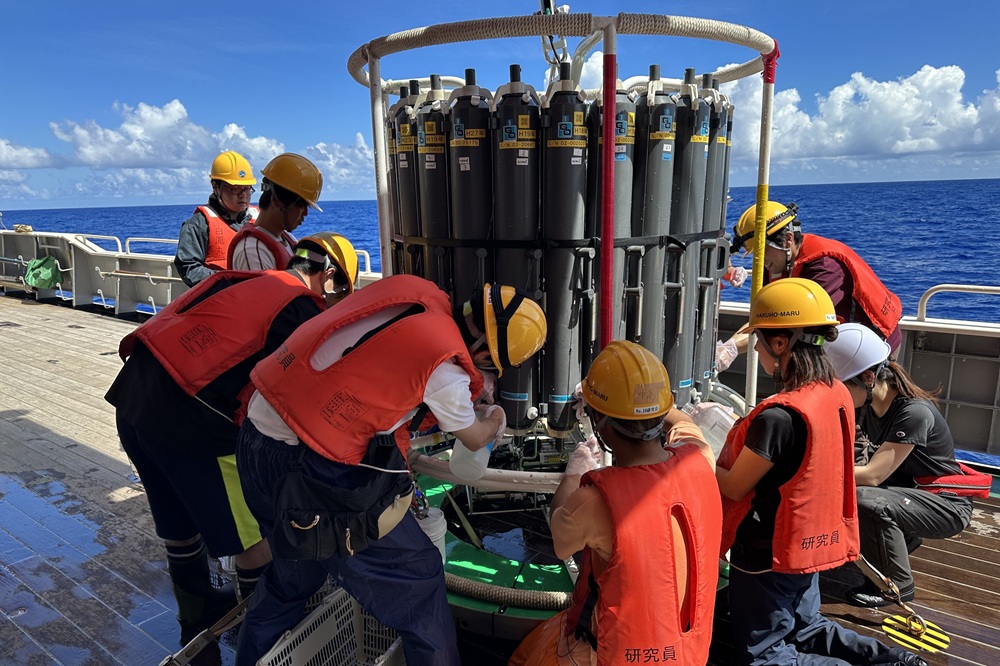 外洋域における採水の様子（JAMSTEC学術研究船「白鳳丸」）。多くの他大学の教員・学生たちと一緒に取り組みます。