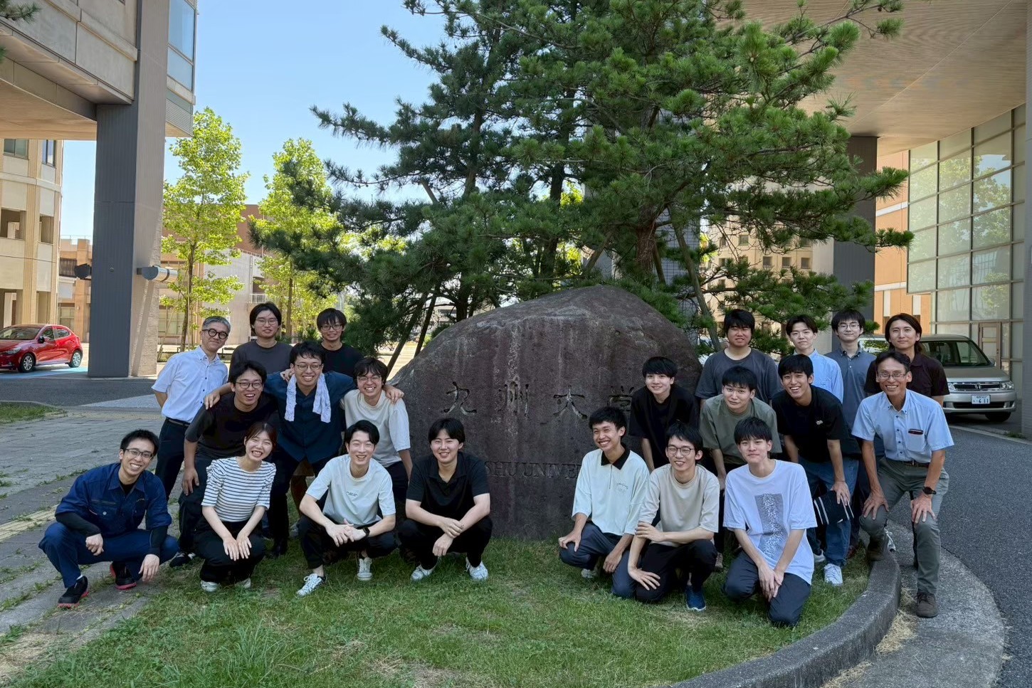 研究室（教授・准教授・助教の教員3名と技術職員1名、大学院生11名、学部生6名）のメンバーです。