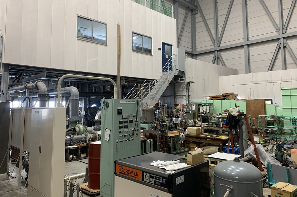 実験室です。地下水槽、中２階、２階を有する広大な部屋で、大型設備を用いた実験を行っています（少し散らかっていますが、そこは目を瞑ってください）。