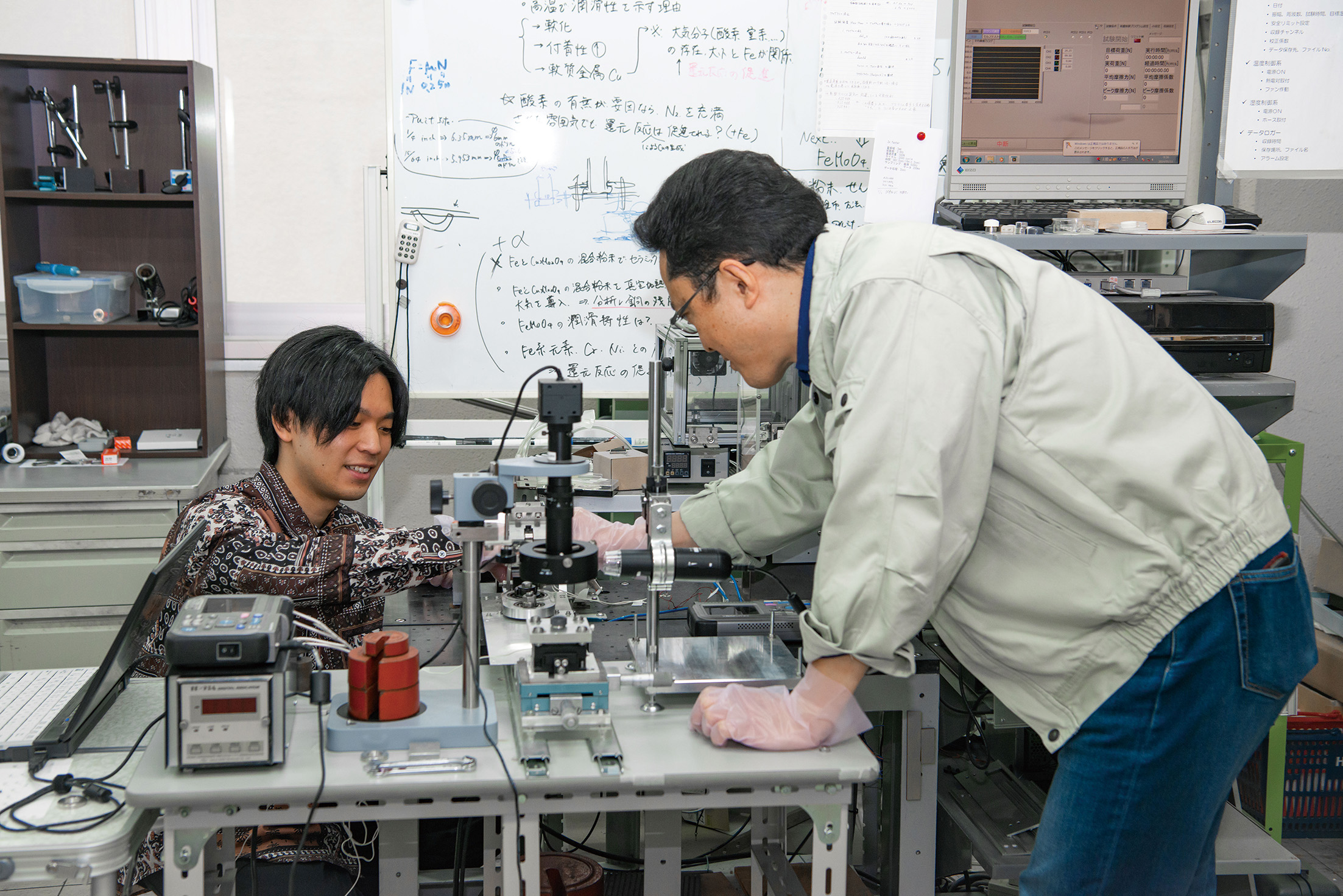 学生の皆さんは色々と工夫し、試行錯誤しながら実験をしています。最初はわからないことだらけですが、先輩に教えてもらいながら一人前になっていき、自分なりのアイディアを実験や研究活動に反映させていきます。