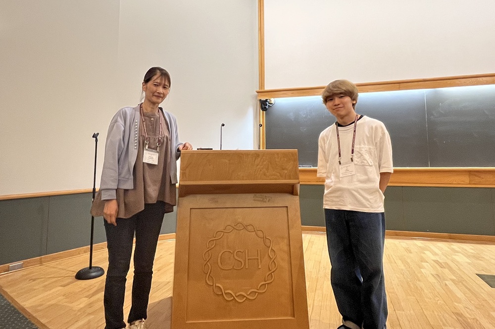 研究室の博士課程の学生さんと　アメリカのコールド・スプリング・ハーバー研究所にて