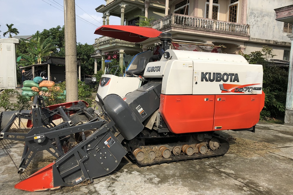 ベトナムの水田農業経営調査における写真です。ベトナムでの水田農業経営において、農業機械（特にトラクター・コンバイン）の普及過程と農業経営の変化について研究しています。