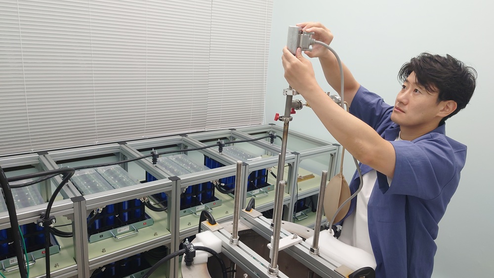 パルス磁石に試料をのせた測定プローブを取り付けているところです。