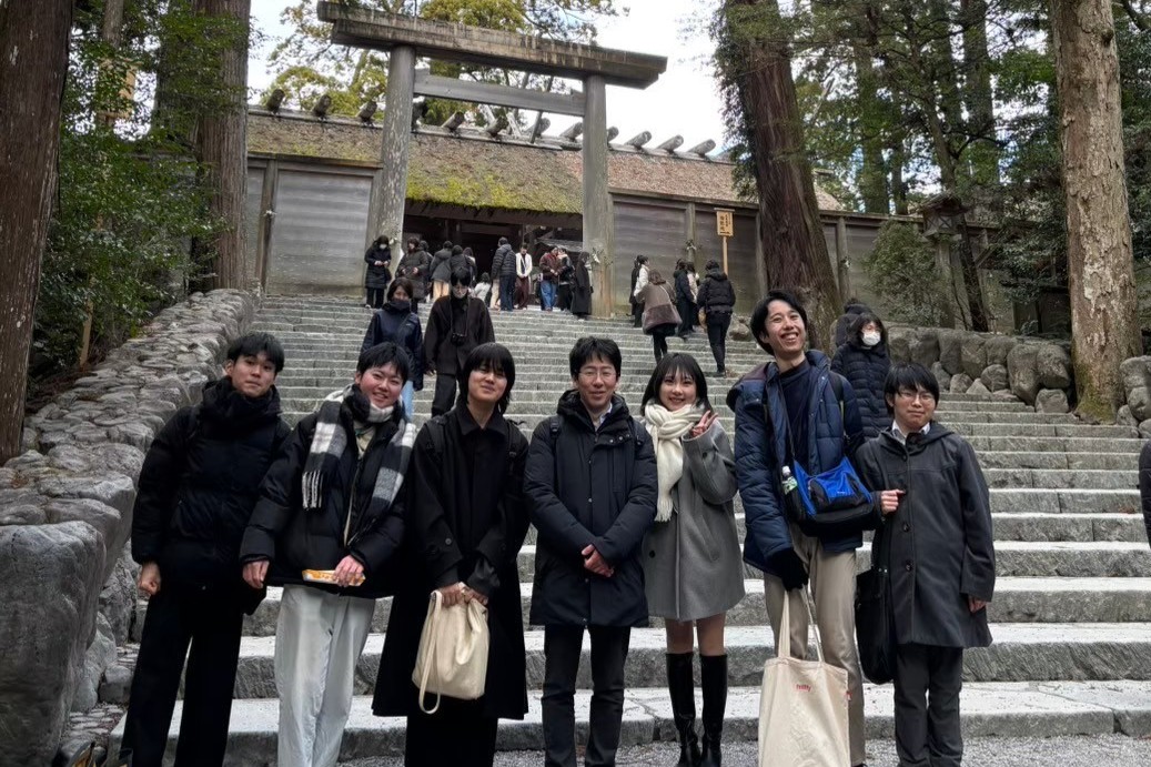 ゼミ合宿で訪れた伊勢神宮内宮・板垣南御門前にて。ゼミ活動の一環として、合宿や巡見で史跡を訪れており、ゼミテン（ゼミ生）と一緒に現地に行って学ぶことも重視しています。