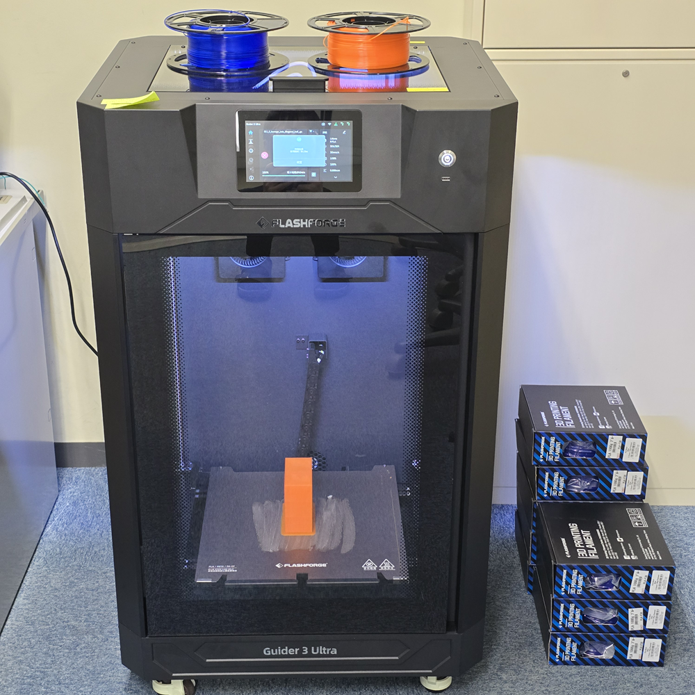 この写真は、私たちの研究室で使用している3Dプリンタの1台です。研究室には合計で4台の3Dプリンタがあり、学生たちは日々、自分のアイディアをすぐに形にして試作・検証に取り組んでいます。3Dプリンタを導入したことで、「設計→試作→評価」のサイクルを高速に回すことができるようになり、たくさんのチャレンジを重ねながら、材料開発を進めています。