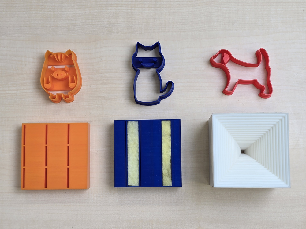 この写真に写っているのは、私たちの研究室で3Dプリンタを使って作った、音波を吸音する「音響メタマテリアル」と学生たちが課題として取り組んで作成した「動物のかたちをしたクッキー型」です。下の3つが音響メタマテリアルで、左から「音響メタサーフェス」、「メタポーラス材」、「ソニックブラックホール」と呼ばれています。上の3つが3Dプリンタを使用した材料開発に慣れてもらうために作ったクッキー型です。一番左のクッキー型は学生のオリジナルで神戸大学のマスコットキャラクターである神大うりぼーのクッキー型です。真ん中と右のクッキー型は3DCADの書籍で練習問題として登場する猫と犬のクッキー型です。将来的には動物の形をした音響メタマテリアルの開発にも挑戦したいと考えており、研究においても遊び心を大事にしています。