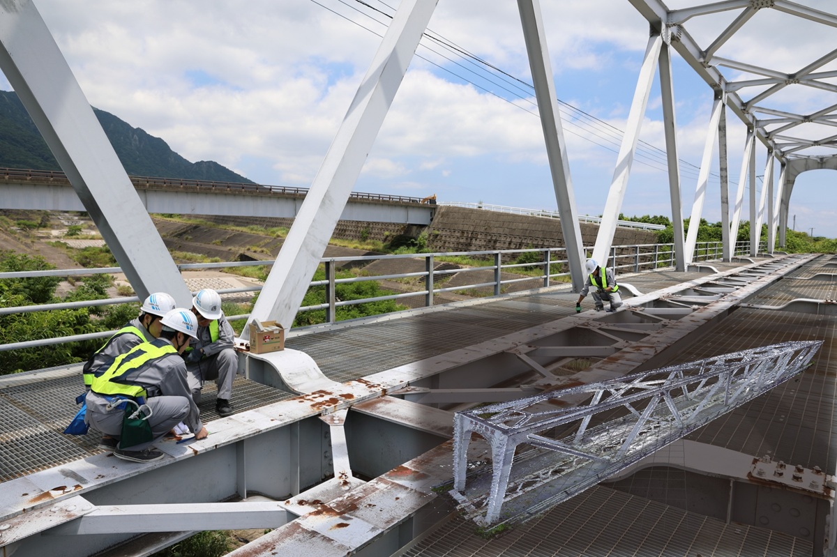 センサーで橋の動き（挙動）のデータを集録して、構造的な特性を捉える構造センシングの研究に取り組む研究室の学生