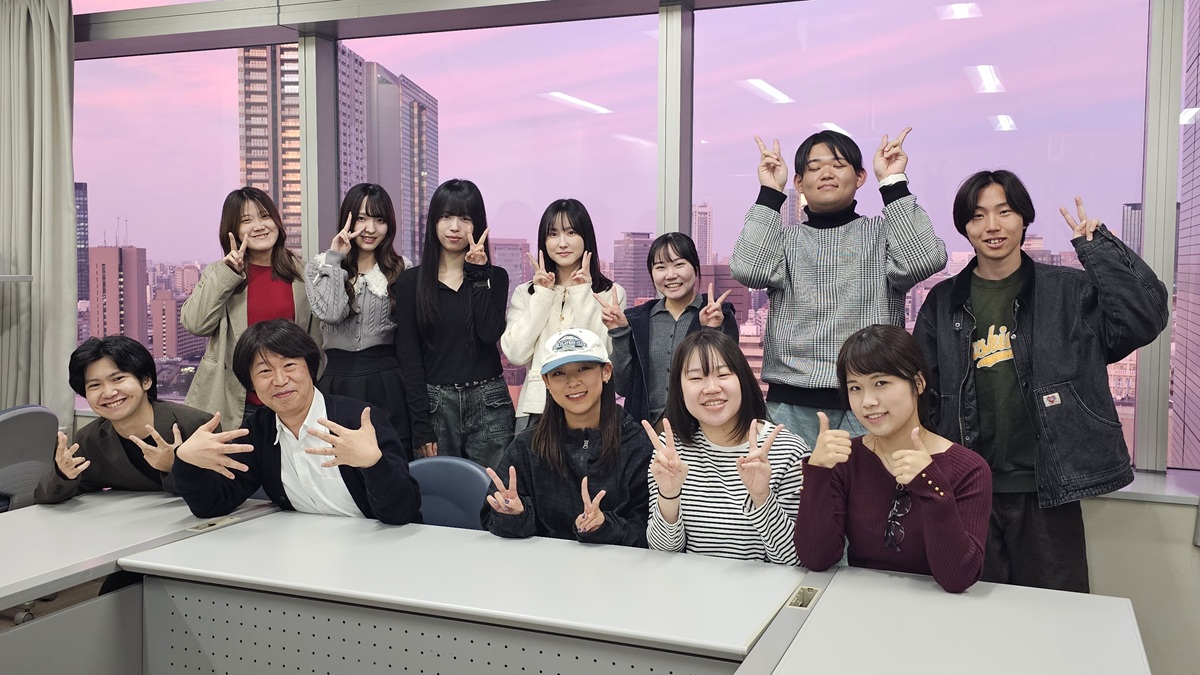 ゼミの学生と（ちょうど夕暮れ時の市ケ谷キャンパスにて）