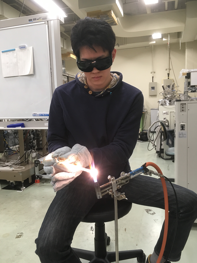 石英管をバーナーで加工しているところ。我々の研究では必須の技術です。
