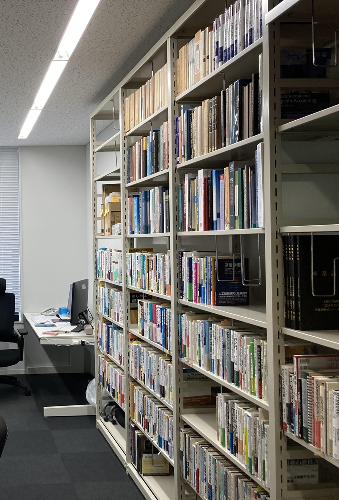 研究室です。たくさんの本が並んでいます。右手前に見えるのはゼミ生の卒業論文集です。
大切に飾っています。