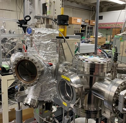 薄膜作製装置。新材料を電子デバイスに応用するには数十ナノメートル厚の薄い膜（薄膜）状に作製する必要がある。