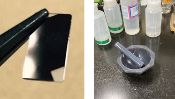 左：得られた薄膜試料とそれを摘むピンセット。透明な酸化マグネシウムの板の上に約100ナノメートル厚の磁性窒化物の薄膜（黒色部）が作られている。
右：試料混合用の乳鉢と乳棒。単純な金属や酸化物、窒化物の粉末を混ぜ合わせて高温の電気炉で反応させることで、目的の化合物を合成する。