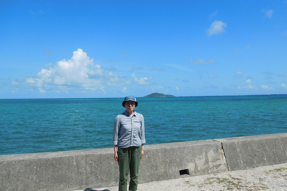 来訪神「パーントゥ」で有名な宮古島島尻地区での調査時のものです（後ろに見えるのは大神島）。