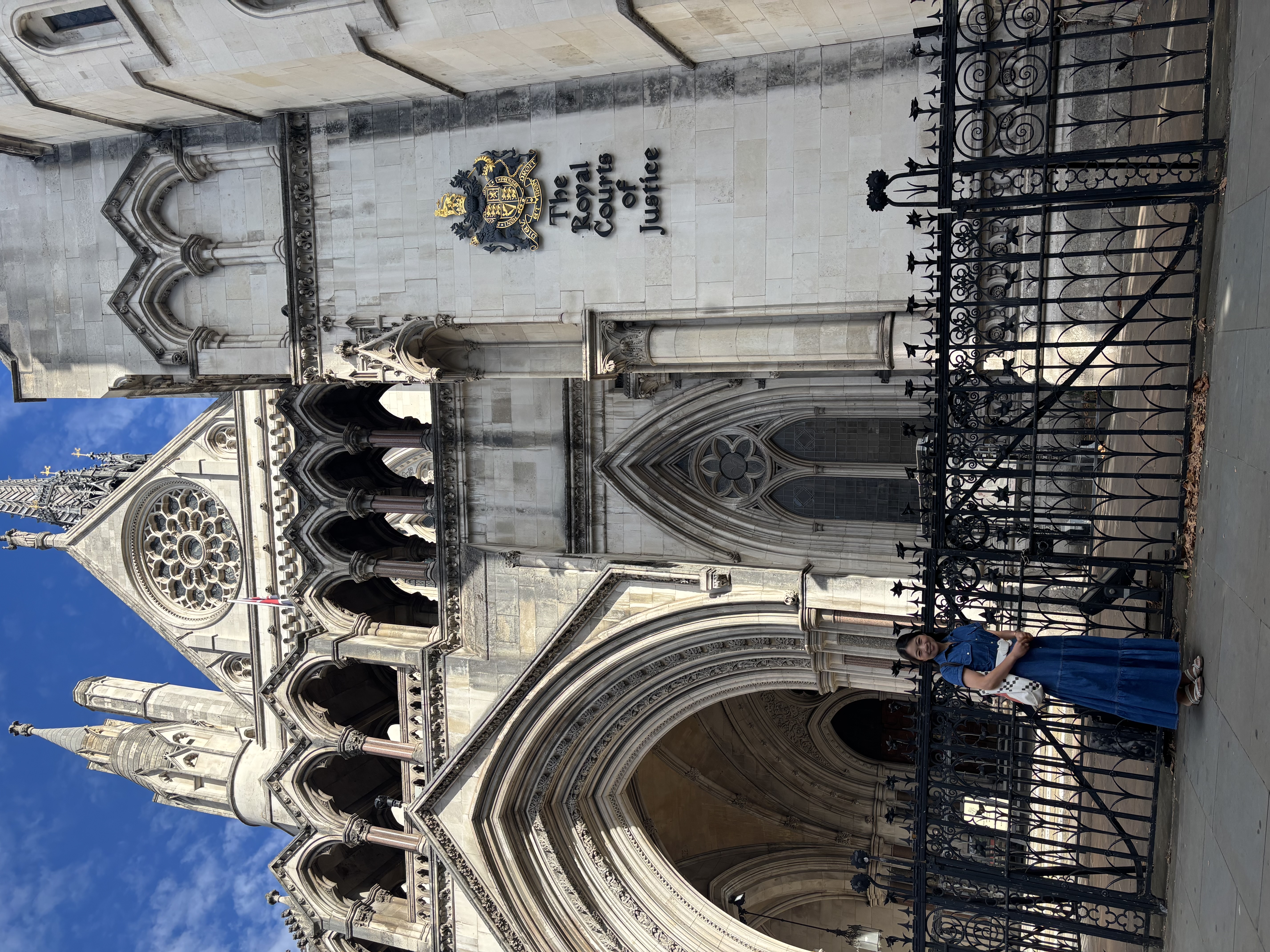Royal Court of Justice（イングランド・ウェールズの最高裁判所）前で