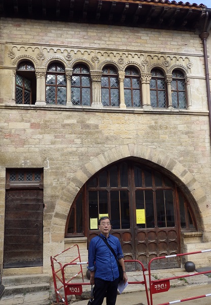 中部フランスのクリュニー修道院の門前町に残る、ヨーロッパ最古の町家のひとつの前で。中世の住宅も、私の研究テーマの一つで、ここでは、1階入口のゴシック式アーチと2階の窓のロマネスク式装飾の共存が、12世紀の建築の特徴を示しています。