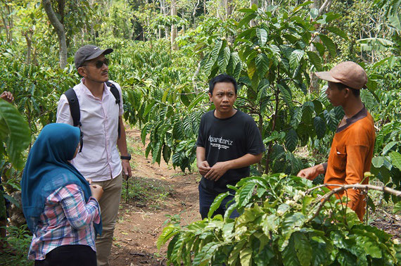 インドネシア・スマトラ島での農村調査の様子。左のサングラスの男が私です。