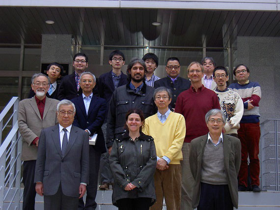 2015年11月に京都大学数理解析研究所で開催された数理経済学会年次大会で、参加者全員と。 師匠である、Peter Streufert 教授をお招きできたことがとても大切な思い出となっています。