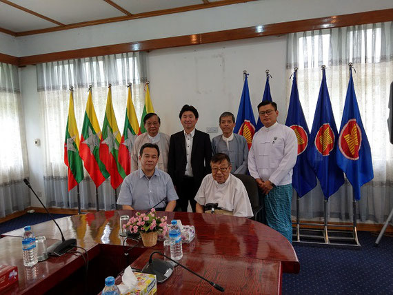 仕事柄、海外出張は多くなります。これは、ヤンゴンにあるミャンマー国際関係研究所を訪ねた際に、現地の研究者や外交官と一緒に撮ったものです。最近クーデターが発生した関係上、彼らはどうしているのかと案じています。