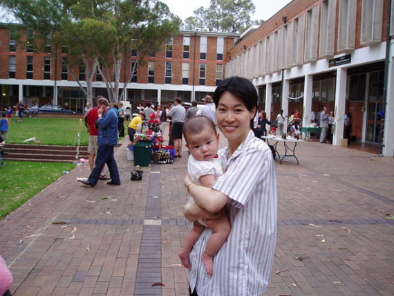 オーストラリア国立大学には、子供が生後3か月のときに一緒に行きました。写真は夏のクリスマスパーティーにて。