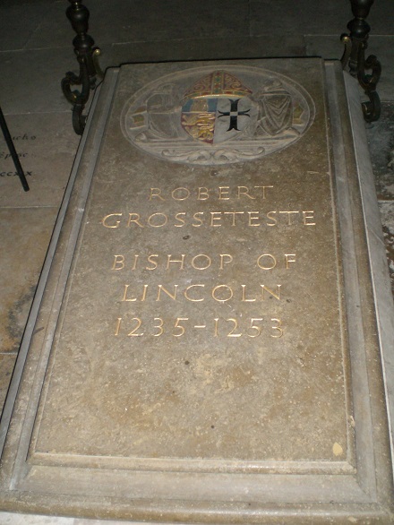 大聖堂内陣に埋め込まれている13世紀の司教グロステストの墓