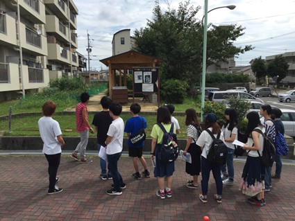 ゼミ合宿での、大阪府内の被差別部落フィールドワークの様子。 地元の方に案内してもらっています。