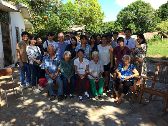 2018年、在キューバ日本大使館主催「日本人キューバ移住120周年事業」の一環として、立命館大学の学生による「日本・キューバ異文化交流プログラム」を企画・実施しました。写真は日系移民が多く住む「青年の島」で、日系２世の方々の家を訪ねた時の集合写真です。