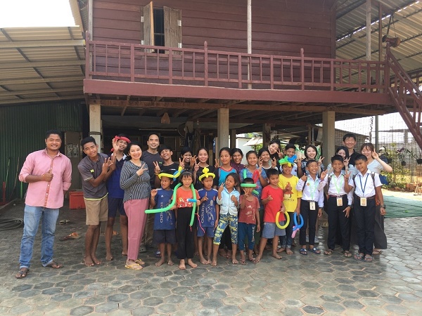 ゼミ生を数人連れてカンボジアのシェムリアップにある児童養護施設と小学校を訪問。子ども達と施設での集合写真。
