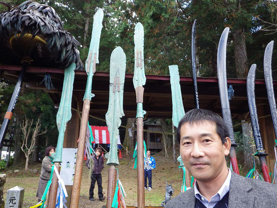 高知県の高岡神社の祭礼では、弥生時代の銅矛が祭礼に用いられています。考古資料である一方で、江戸時代に発見されて以来、地域の中で意味を与えられてきた姿がここにはあり、現代社会の中で文化財そして考古学の役割を考えさせられます。
