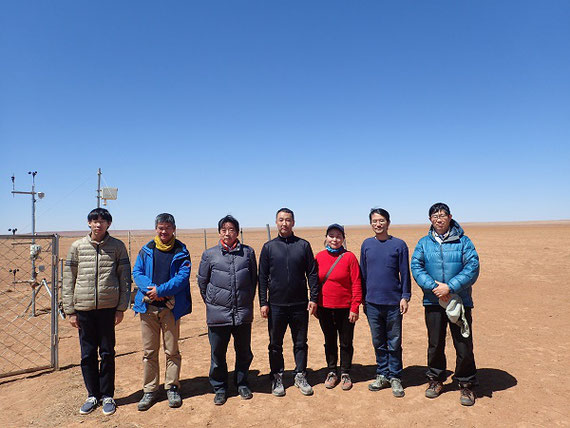 ゴビ沙漠で一緒に観測する研究者たち：黄砂の発生源であるゴビ沙漠で、大気中を浮遊する微生物を採取する観測を行っています。モンゴルの研究者がサポートしてくれます。
